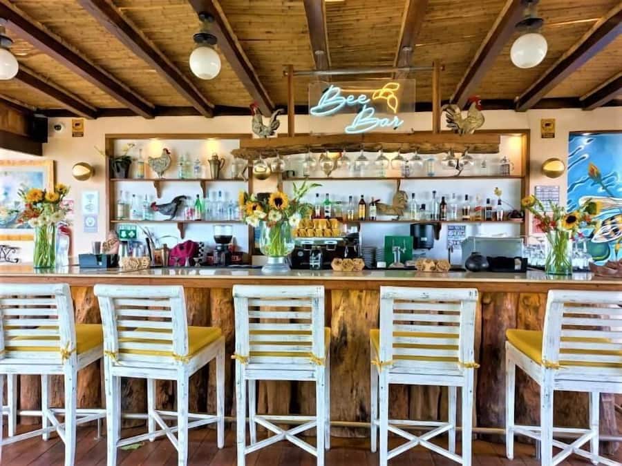Bar junto a la piscina