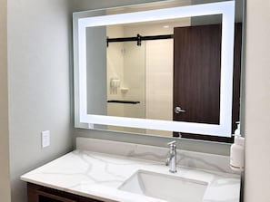 Bathroom - La Quinta Inn & Suites By Wyndham Roanoke Hollins/I-81 (Roanoke)