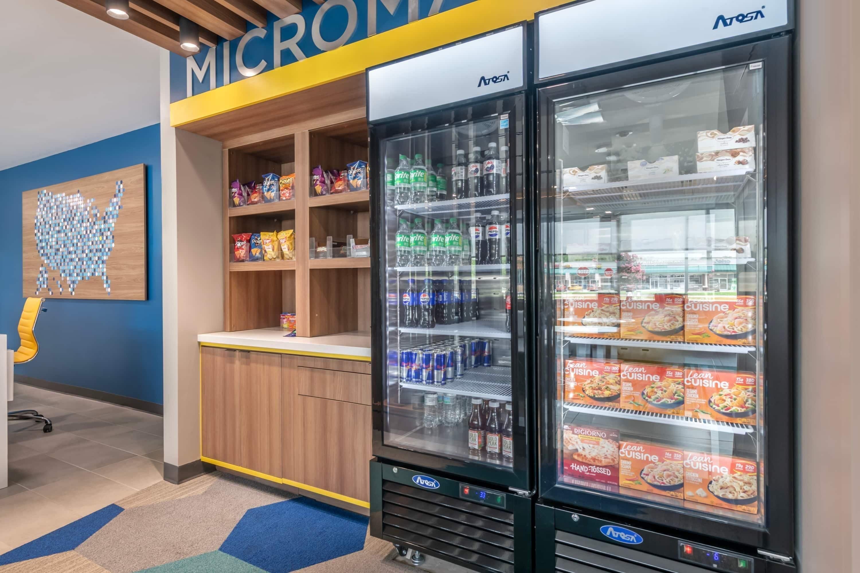 Un espace équipé de distributeurs automatiques proposant des collations, des boissons et des plats surgelés.