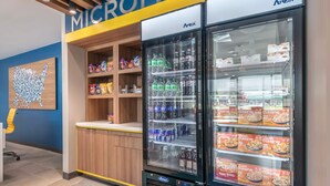 Un espace équipé de distributeurs automatiques proposant des collations, des boissons et des plats surgelés.