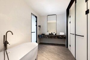 Business Room, 1 King Bed, Non Smoking | Bathroom