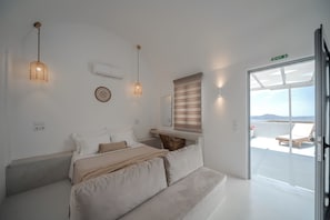 Deluxe tweepersoonskamer, balkon, uitzicht op zee | Een bureau, gratis wifi
