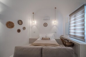 Kahden hengen deluxe-huone, parveke, merinäköala | Työpöytä, ilmainen Wi-Fi