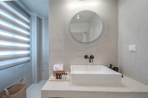 Luxe vierpersoonskamer, balkon, uitzicht op zee | Badkamer | Een douche, een haardroger, handdoeken, zeep