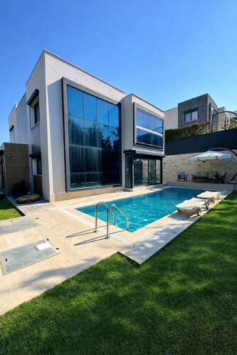 Private Luxury Villa with Pool – VibaVilla Dream
