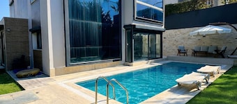 Private Luxury Villa with Pool – VibaVilla Dream