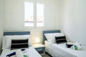 Tabla de planchar con plancha, internet y ropa de cama 