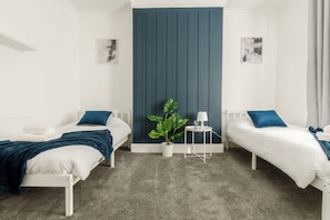 Iron/ironing board, Internet, bed sheets - Business Apartment |Parking| Wifi |Near Metro Centre (Gateshead)