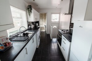 Private kitchen - Business Apartment |Parking| Wifi |Near Metro Centre (Gateshead)