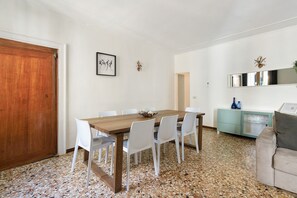 Dining - Apartment in Central Venice near Rialto and St. Mark’s – 3 Bedrooms, WiFi, Air Conditioning (Venezia)