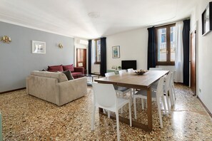 Interior - Apartment in Central Venice near Rialto and St. Mark’s – 3 Bedrooms, WiFi, Air Conditioning (Venezia)