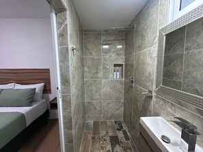 مجففات شعر، مناشف، صابون، ورق حمّام