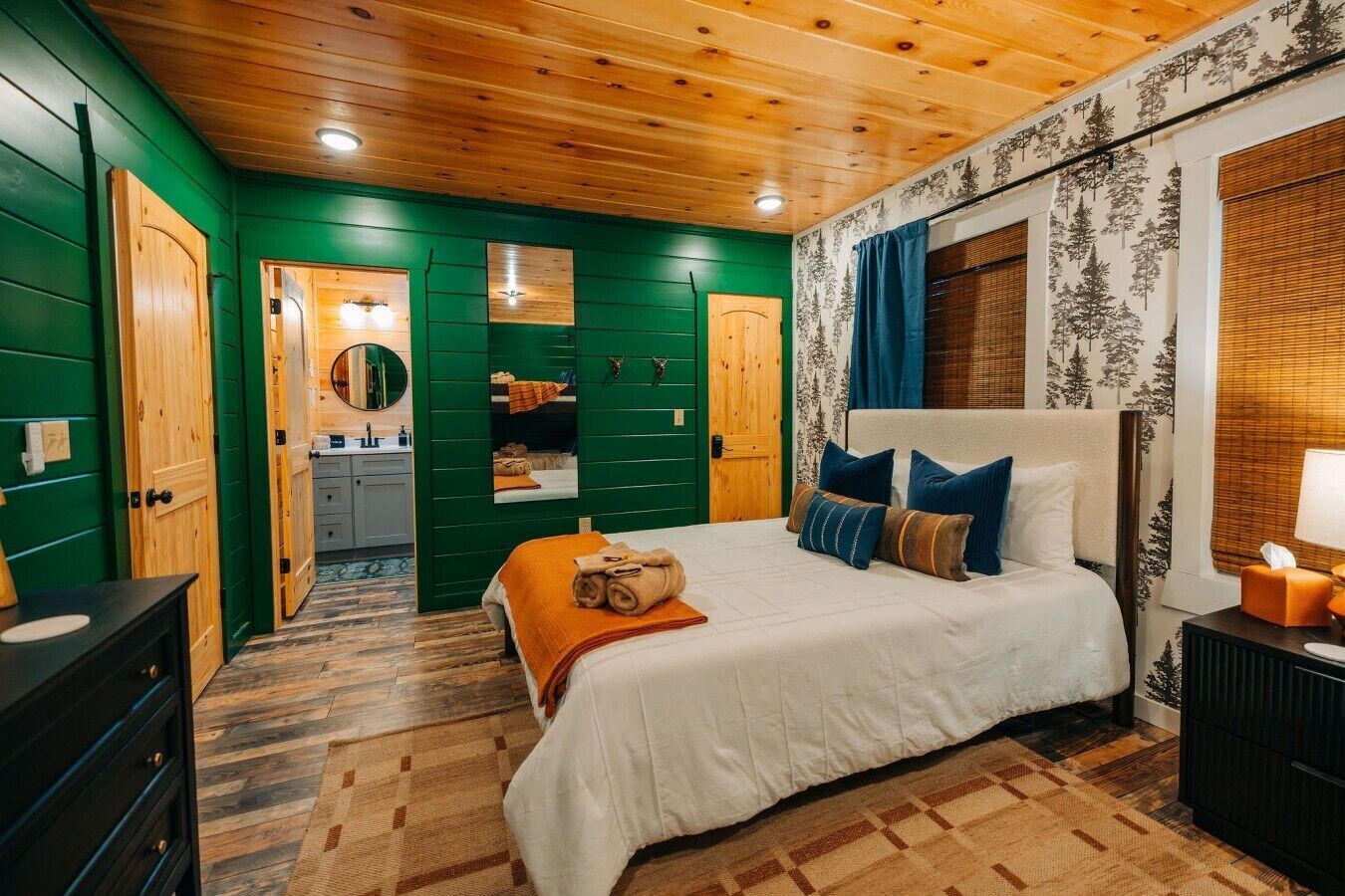 Desk, WiFi, bed sheets