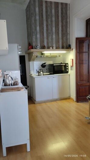 Full-sized fridge, microwave, oven, stovetop - Casa Azul Hostel (Sintra)