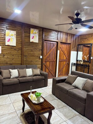 Living area - Modern 3BR Cabin w/ AC, Private Pool & Jacuzzi in La Fortuna (La Fortuna)