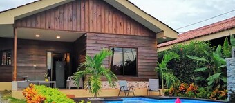 Modern 3BR Cabin w/ AC, Private Pool & Jacuzzi in La Fortuna