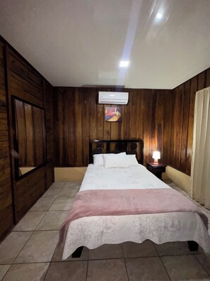 Room - Modern 3BR Cabin w/ AC, Private Pool & Jacuzzi in La Fortuna (La Fortuna)
