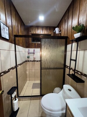 Bathroom - Modern 3BR Cabin w/ AC, Private Pool & Jacuzzi in La Fortuna (La Fortuna)