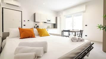 Loft, balcone (Emilia Lot 2) | Una scrivania, tende oscuranti, ferro/asse da stiro, Wi-Fi gratuito