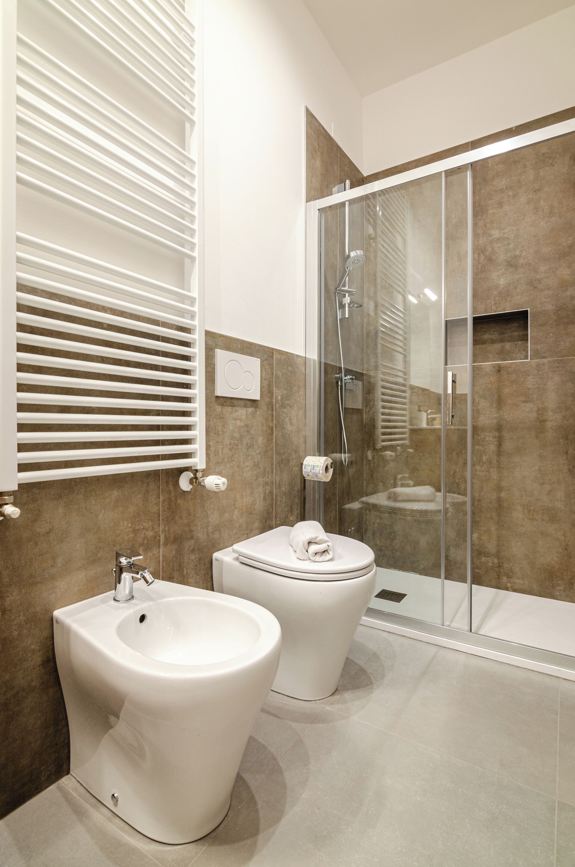 Loft, balcone (Emilia Lot 2) | Bagno | Doccia, asciugacapelli, bidet, asciugamani