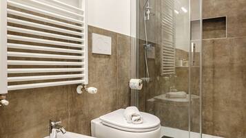 Loft, balcone (Emilia Lot 2) | Bagno | Doccia, asciugacapelli, bidet, asciugamani