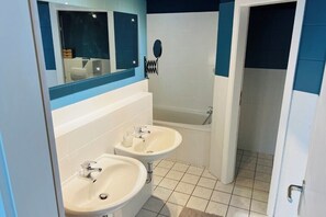 Bathroom - Central spacious apartment with roof terrace! (Bochum)