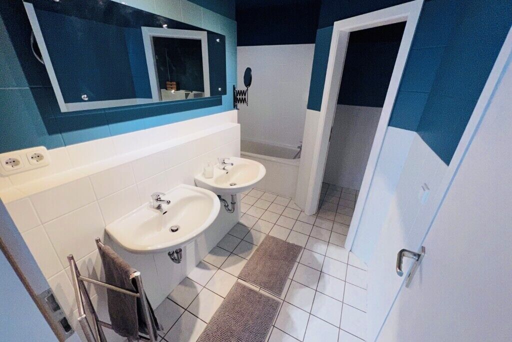 Een douche, een haardroger, handdoeken, zeep