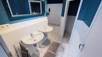 Een douche, een haardroger, handdoeken, zeep