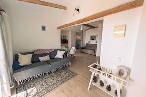 A cozy living room with a sofa, a coffee table, and a rug. - El Flamboyan (Arona)