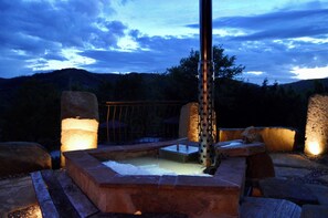 Outdoor spa tub - Room in typical farmhouse, nestled in the green hills of Gubbio (Gubbio)
