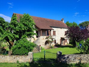 Exterior - Holiday Home "Maison 6 à 10 personnes" with Private Pool, Terrace and Wi-Fi (Sainte-Croix)
