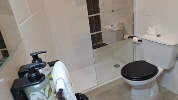 Departamento, balcón, vista a la ciudad | Baño