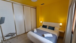 Penthouse, balcón, vista a la ciudad | Caja de seguridad en la habitación y tabla de planchar con plancha 