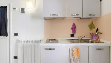 Fridge, stovetop, coffee/tea maker, electric kettle