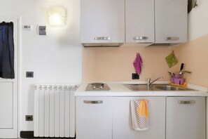 Refrigerador, parrilla de estufa, cafetera y tetera y tetera eléctrica 