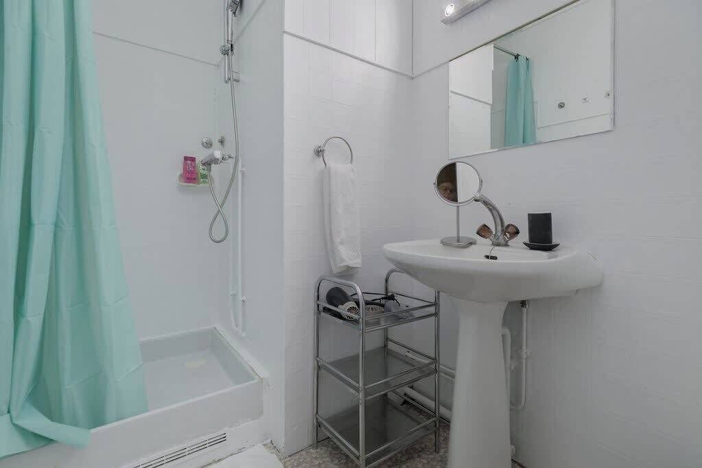 Douche, sèche-cheveux, shampoing