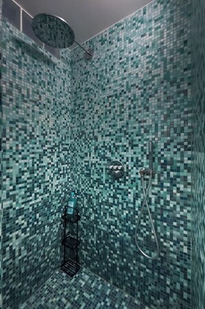 Shower, hair dryer, shampoo - 8 Joubert -  3BDR Galeries Lafayette (Paris)