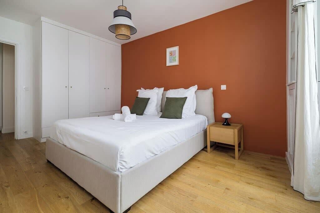 3 bedrooms, desk, iron/ironing board, travel crib