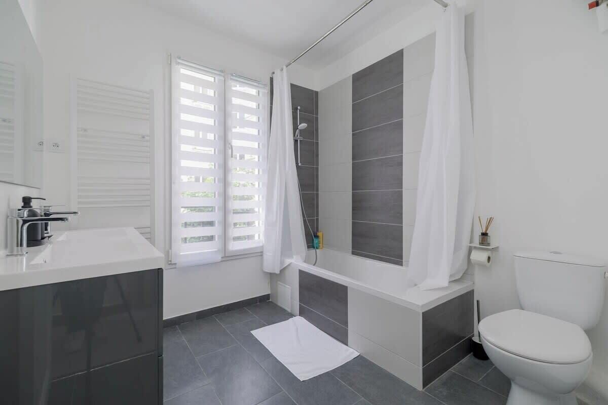 Douche, sèche-cheveux, serviettes fournies, savon
