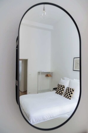 Iron/ironing board, WiFi, bed sheets - Perretti - Spacious Flat 2BDR Paris Neuilly (Neuilly-sur-Seine)