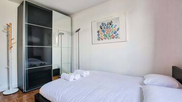4 Schlafzimmer, Schreibtisch, Bügeleisen/Bügelbrett, Reisekinderbett