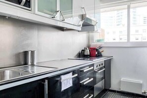 Een koelkast, een microgolfoven, een oven, een vaatwasser