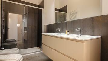Appartement (Albani Loft 9) | Badkamer | Een douche, een haardroger, handdoeken, zeep