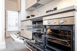 Departamento (Albani Loft 11) | Cocina privada | Refrigerador, microondas, horno y parrilla de estufa 