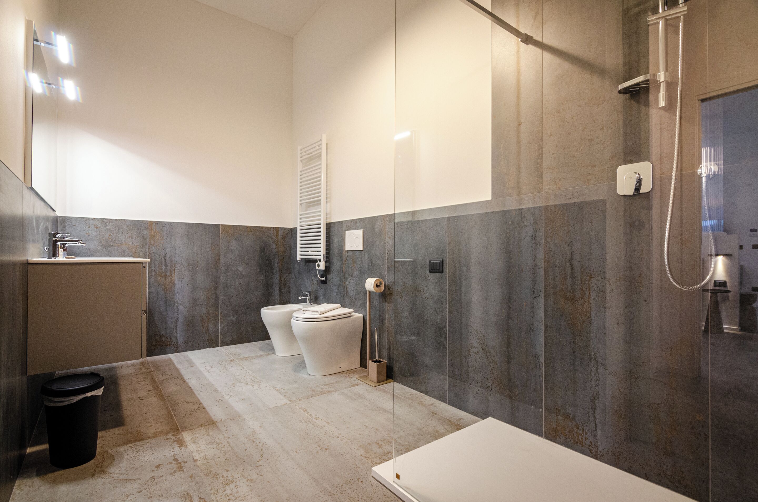 Appartamento (Albani Loft 11) | Bagno | Doccia, asciugacapelli, asciugamani, sapone