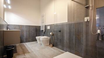 Appartamento (Albani Loft 11) | Bagno | Doccia, asciugacapelli, asciugamani, sapone
