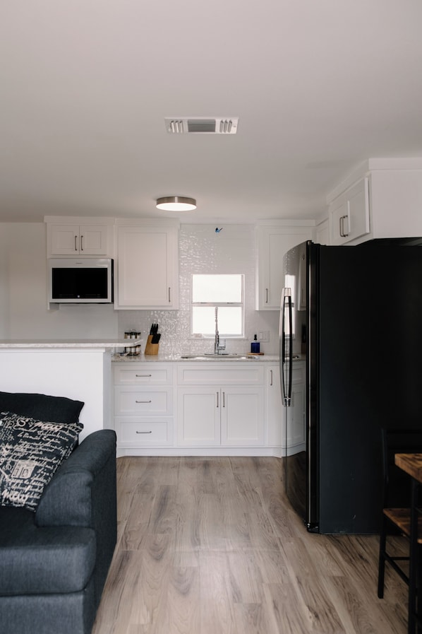 Living area - Urban Chic 1 BR - Downtown Abilene - Data Center (Abilene)