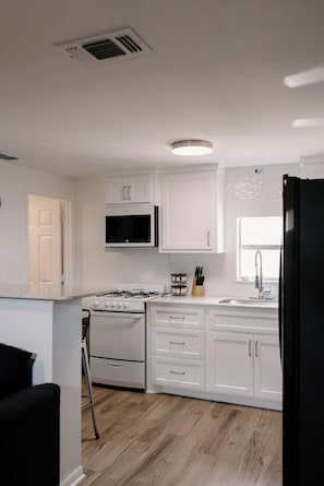 Private kitchen - Urban Chic 1 BR - Downtown Abilene - Data Center (Abilene)