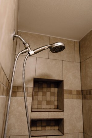 Shower, hair dryer, towels, soap - Urban Chic 1 BR - Downtown Abilene - Data Center (Abilene)