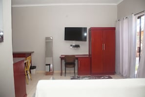 Desk, laptop workspace, iron/ironing board, free WiFi - KESSAS CHALETS (Maun)